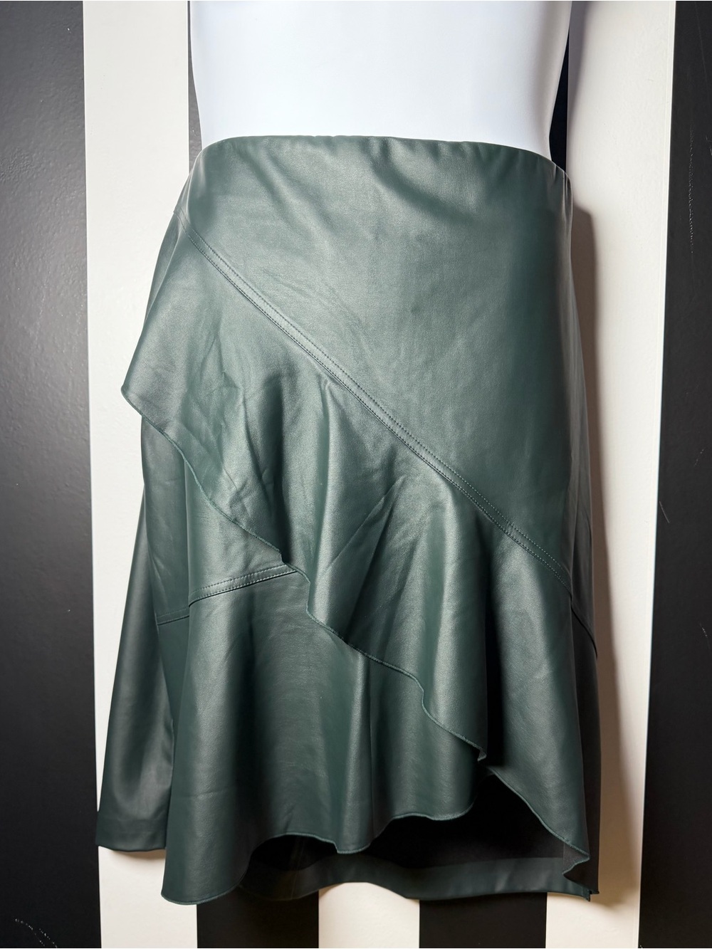 Plus Size Women's Dark Green Faux Leather Ruffle Skirt w/ Stretch SZ 14